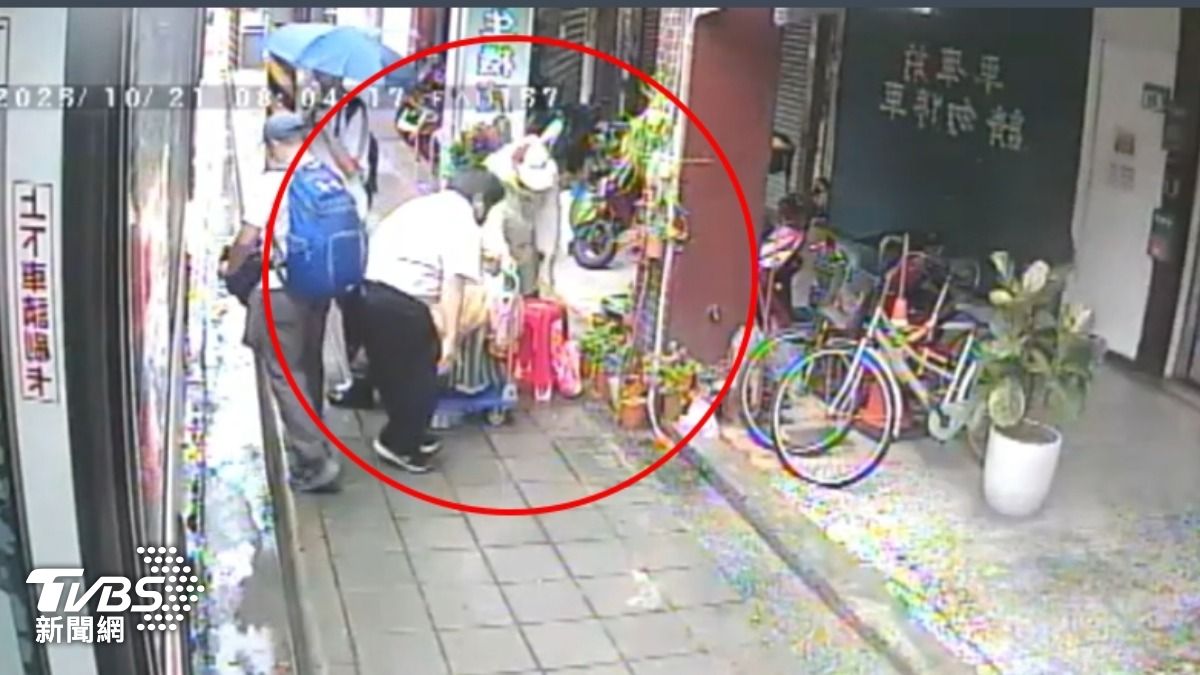 司機幫忙抱乘客下車，婦人行動不便，只能坐在拖板車上。（圖／TVBS）