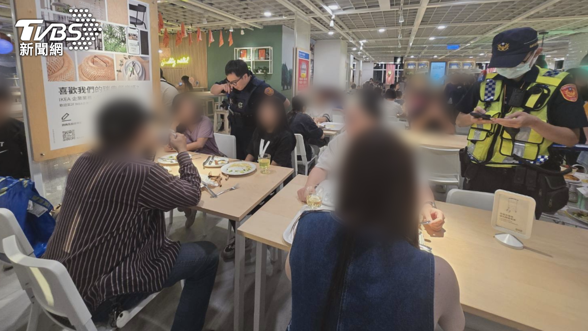 男子不斷咆哮鄰桌，拿著刀子的手還不斷在空中揮舞，等警察到場，雙方又說沒事，相鄰著和平吃飯（圖／TVBS）