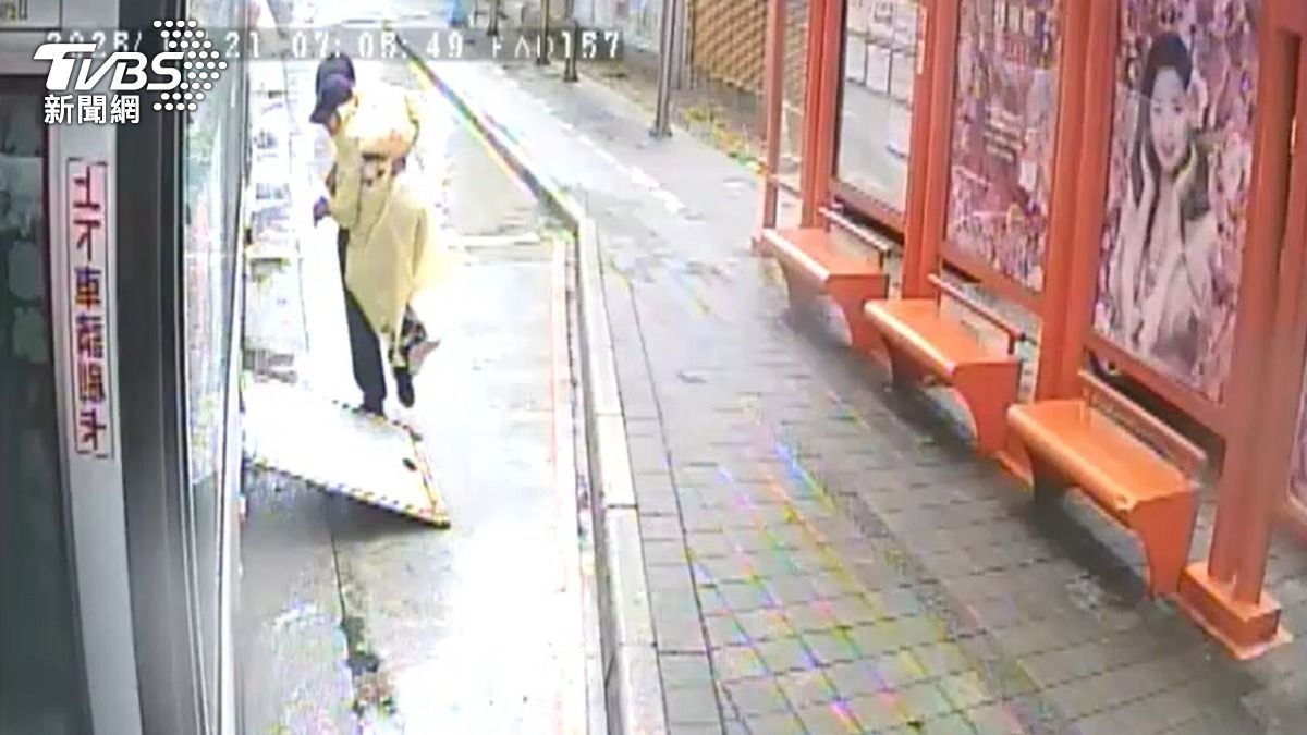 公車司機不忍心沒有輪椅的身障婦人在雨中爬行，直接將婦人抱上車。（圖／TVBS）
