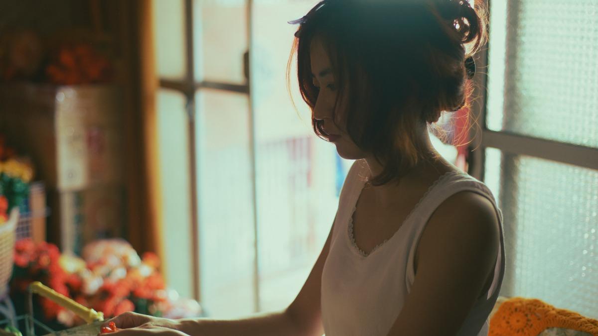 9m88在《女孩》飾演苦命母親,由王心凌獻唱主題曲。(圖/甲上娛樂提供)
