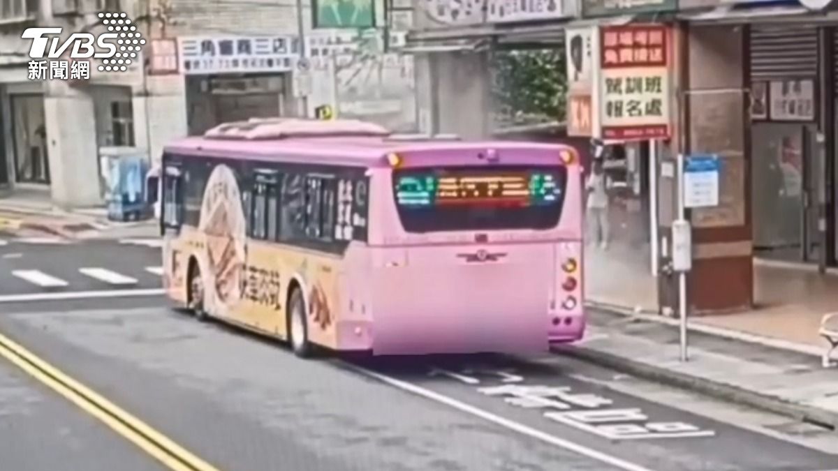 電動公車半路起火,司機急停路邊,疏散10名乘客。 (圖/TVBS)