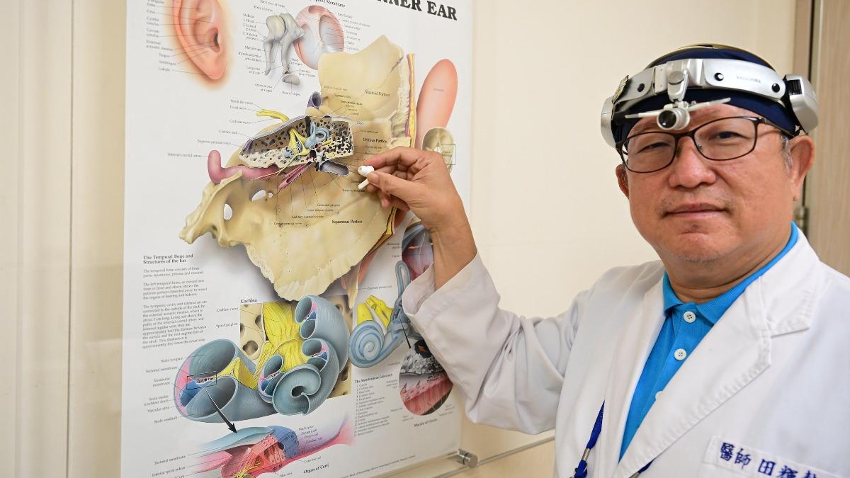 田輝勣解釋,降噪耳機雖然看似相當安靜,但耳朵內部其實一直在接受抵銷後的訊號。(圖/亞大附醫提供)