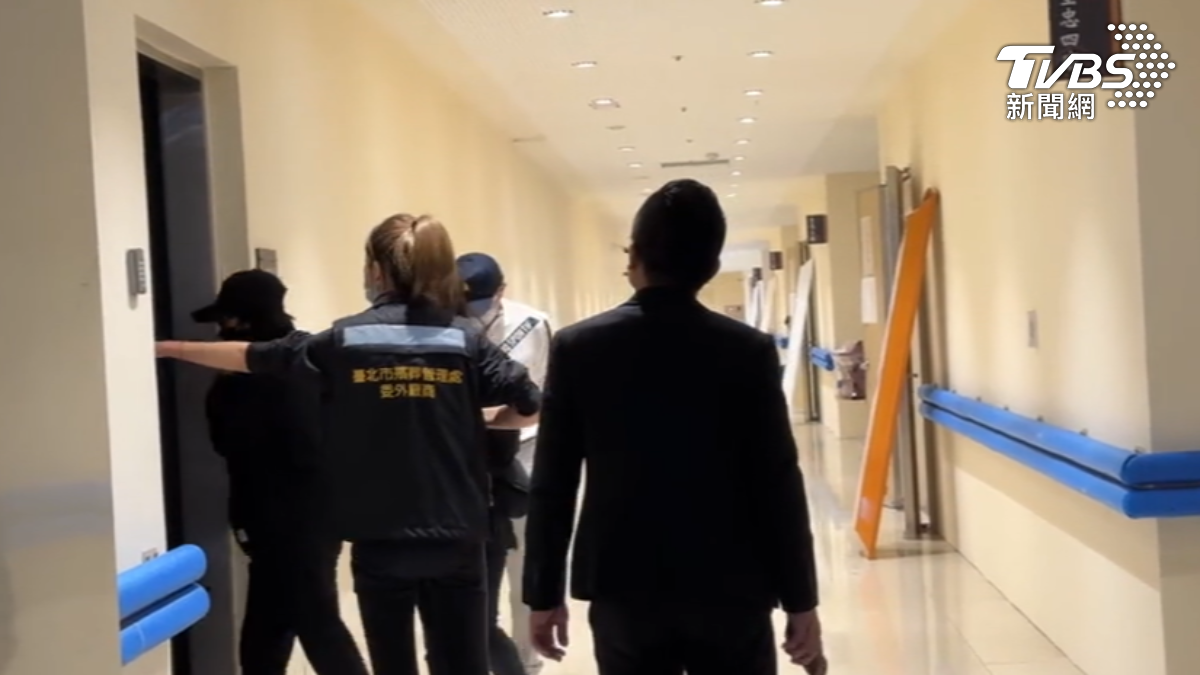 見兒倒臥豪宅亡,「粉盒大王」赴殯儀館釐死因。(圖/TVBS)
