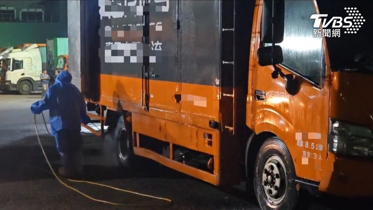物流業者多次謊報,貨車載運了674件貨品,雖然12小時已回收,但將避查部分,對物流業者重罰300萬,要求停業1週(圖/TVBS)