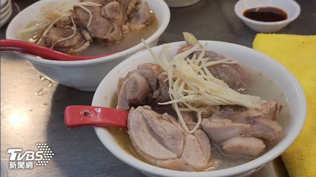 受到豬瘟影響，名店改推麻油雞湯。（圖／TVBS）