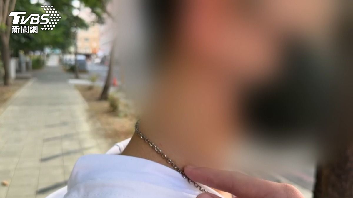 男同學回憶被打當天仍心有餘悸,經過三天,耳下跟脖子皮膚都還紅紅的(圖/TVBS)