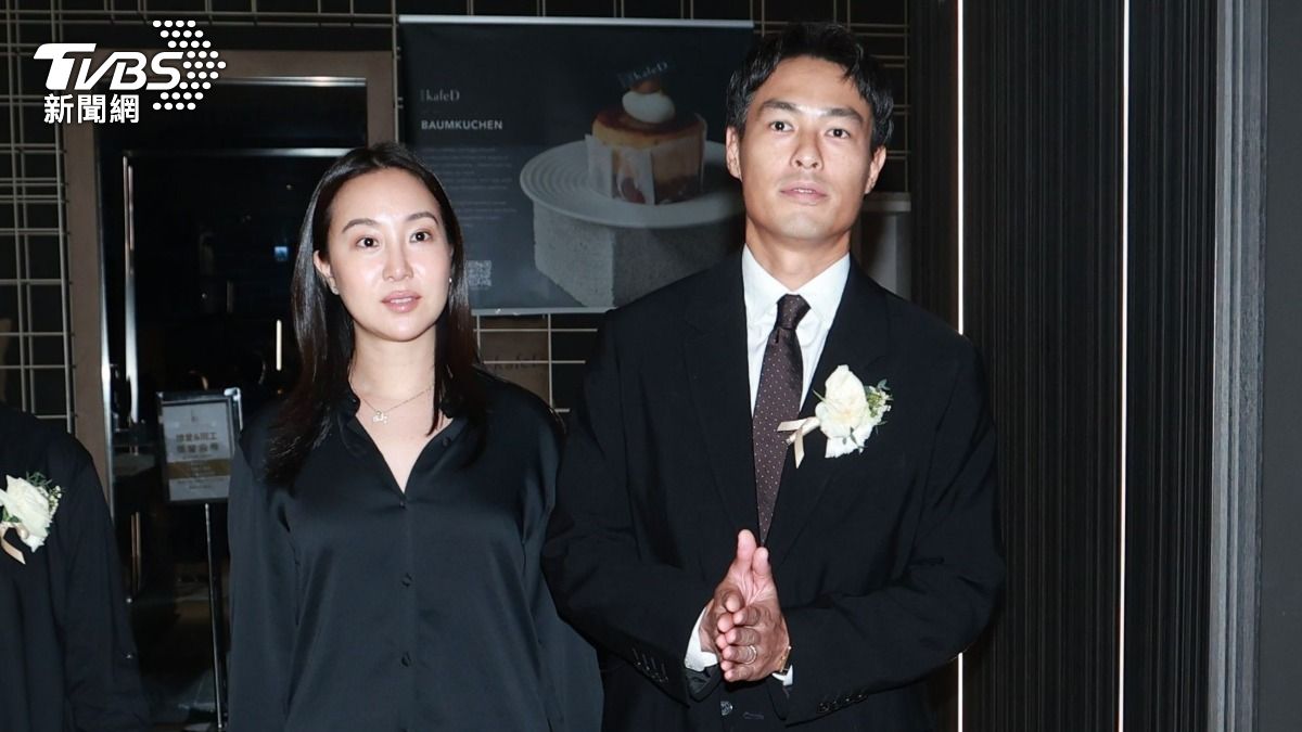 楊祐寧喪父14天急速憔悴　緊牽愛妻「幫老爸送終」深深鞠躬