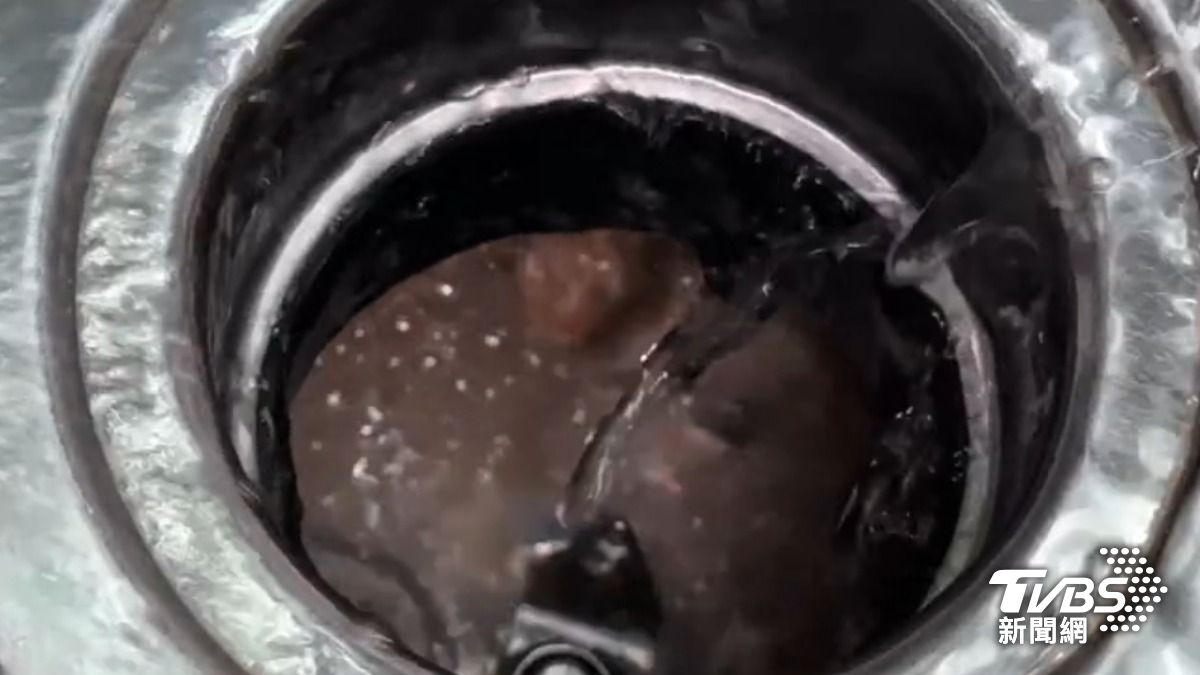 AI「廚下廚餘機」讓水管不卡卡,也不會產生多餘垃圾。(圖/TVBS)