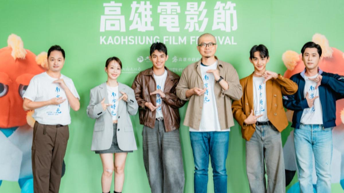 鄭有傑(左起)、孫淑媚、溫傑恩、導演曹仕翰、陳玄力及黃迪揚為宣傳電影《南方時光》來到高雄。(圖/高雄電影節提供)