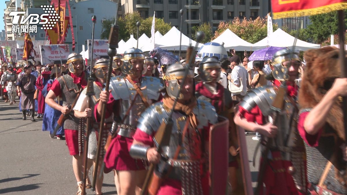 羅馬武士現身台中 「鈴蘭通納涼祭」穿越古今。(圖/TVBS)