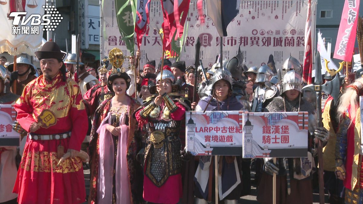 「可以像演電影一樣,進入電影的世界。揮劍、打仗,就像電影角色,很享受那個瞬間。」。(圖/TVBS)