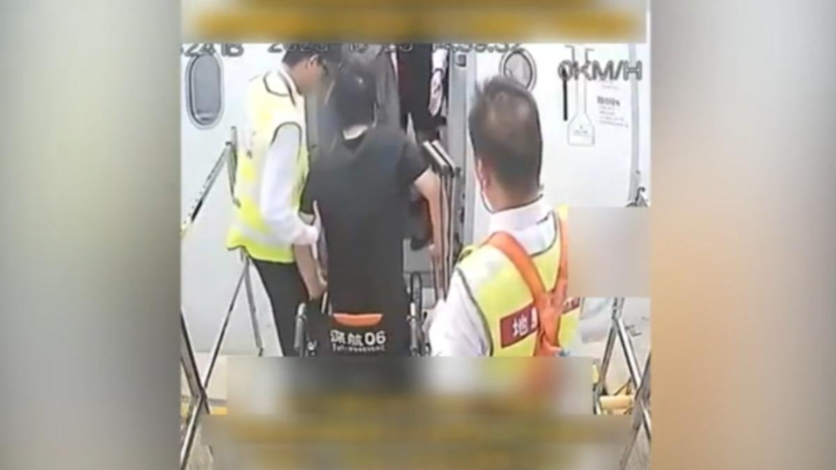 台灣歌手鄭智化，控訴深圳機場，對於殘障人士不友善。（圖／畫面取自抖音）