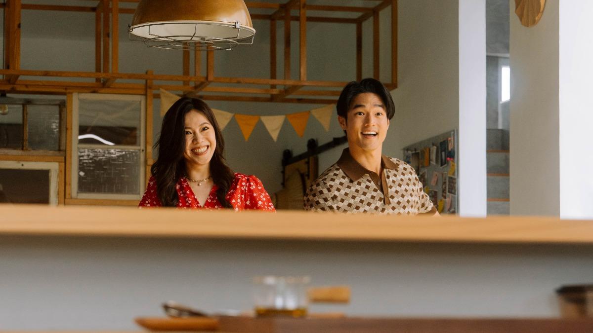 廖苡喬（左）和林駿堯演出「比杯子蛋糕還甜」的新婚夫妻。（圖/公視+提供）