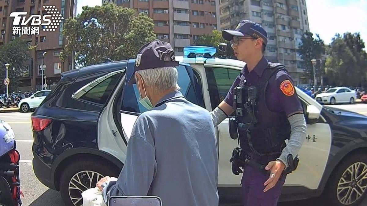 沈姓老翁喜歡趁家人上班外出閒晃,短短10天內就走失三次。(圖/TVBS)