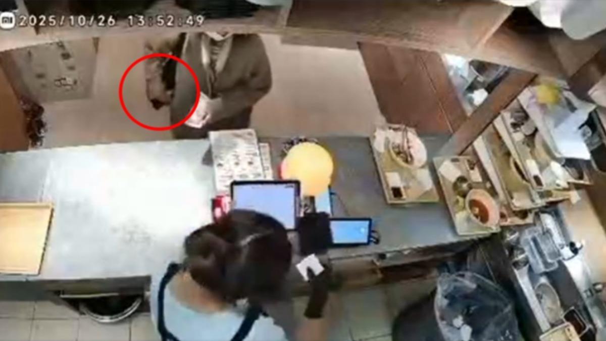 婦人趁店家轉身瞬間，將五百元藏口袋，再宣稱找錯錢。（圖／受害店家提供）