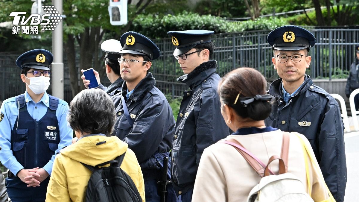 警方在東京港區美國大使館周圍加強安全。（圖／達志影像美聯社）
