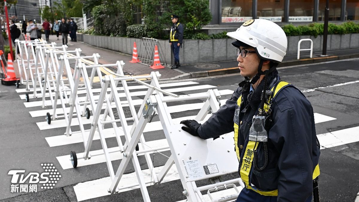 美使館外部分道路封閉。(圖/達志影像美聯社)