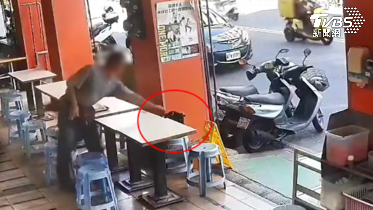 阿伯剛用完餐，站起身來東張西望，下一秒他伸手拿走，對面一對夫妻留在，座位上佔位的包包（圖／TVBS）