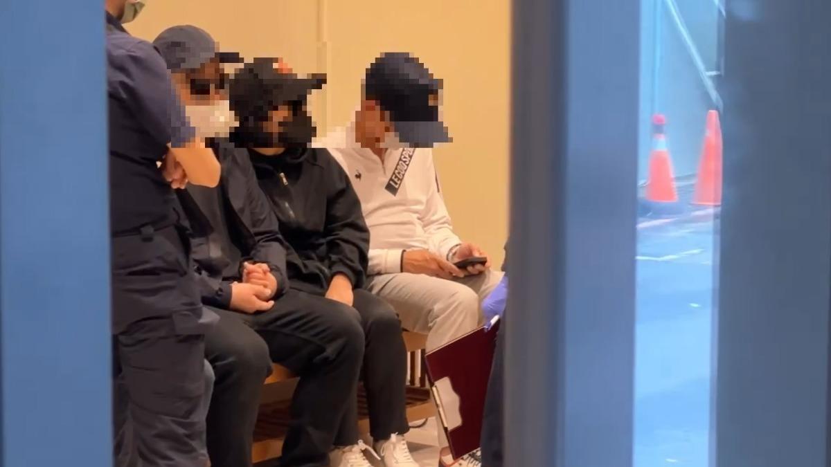 信義區豪宅日前發生雙屍命案，陳姓死者的家屬昨日到殯儀館協助相驗。（圖／TVBS）