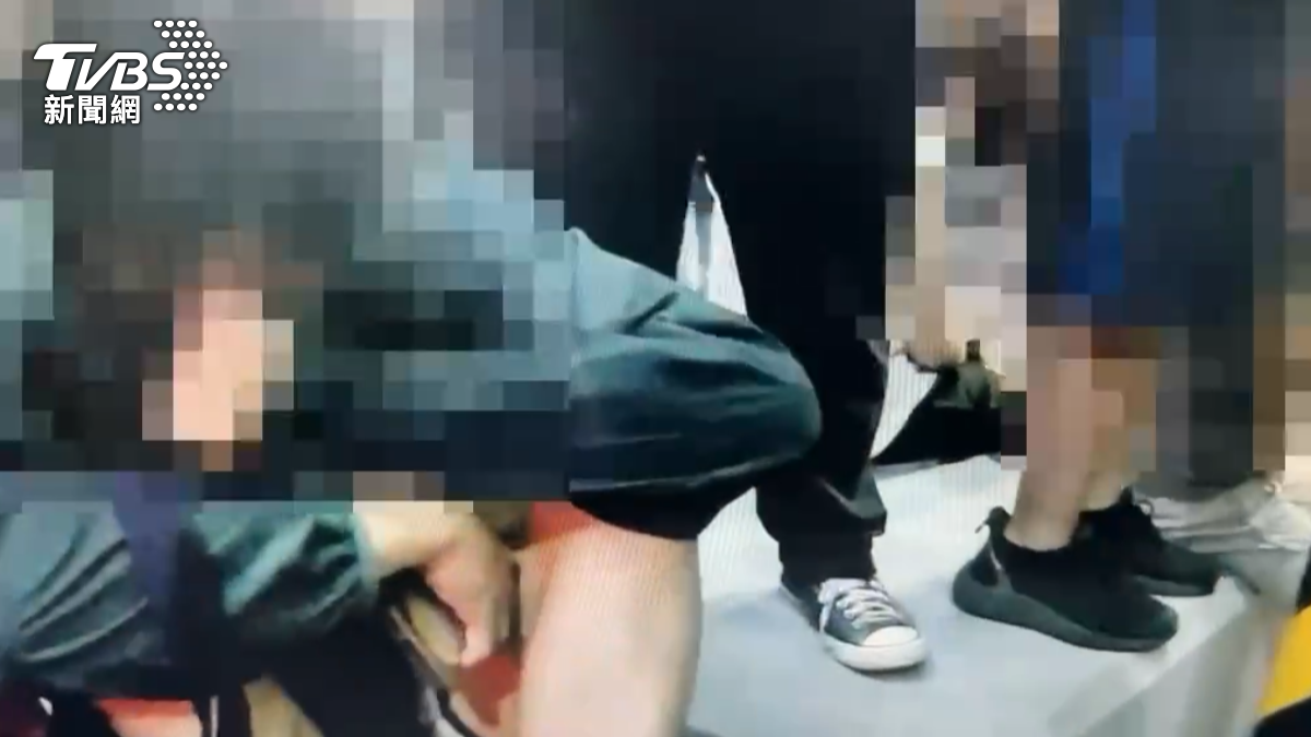偷拍男子被現場好幾名見義勇為年輕人的把他團團包圍,要他交出偷拍手機,把照片刪除(圖/民眾提供)