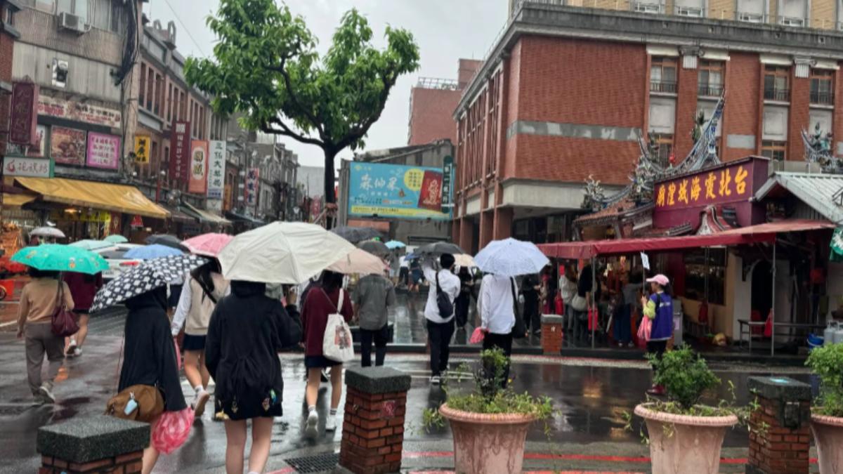 一群日本女高中生近期於台北霞海城隍廟現身，疑似將「拜月老」列為畢業旅行行程。　（圖／Threads@ougau_kuruo授權）