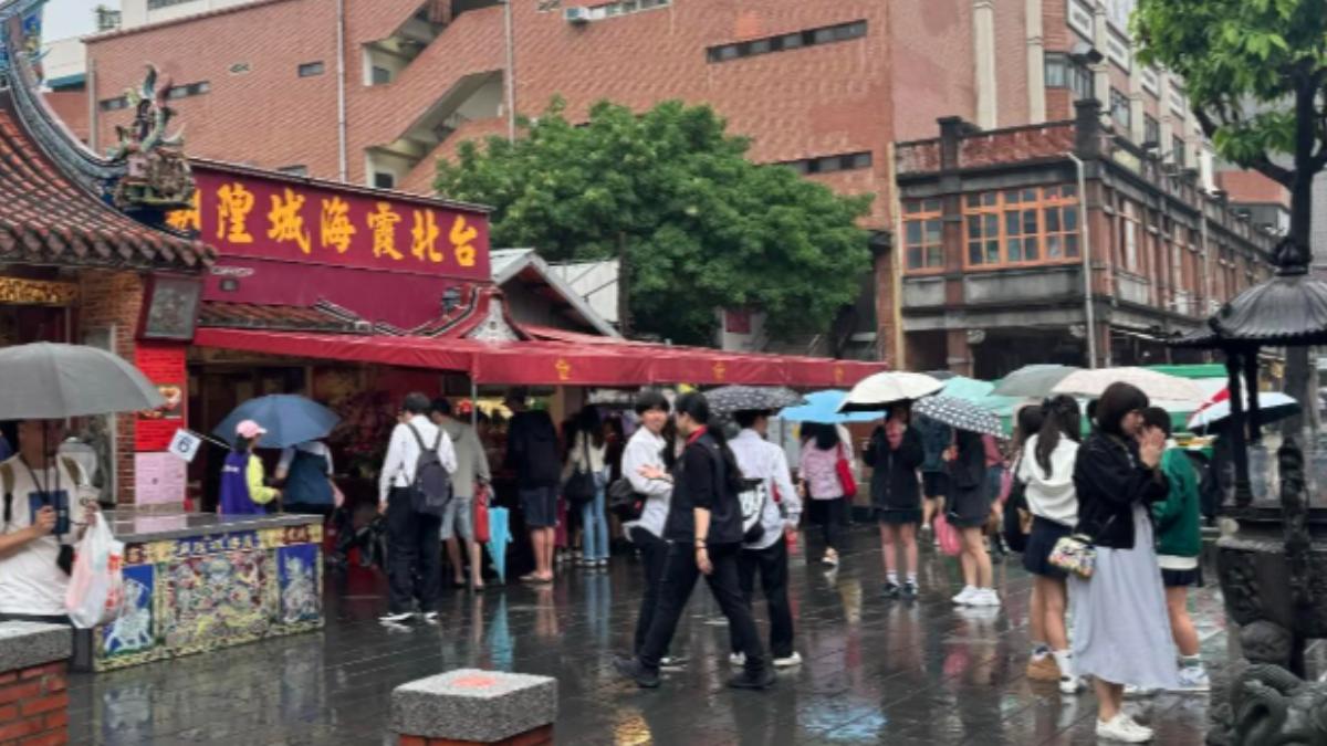 有網友於大稻埕拍攝到一群穿著制服的日本女高中生，在霞海城隍廟附近聚集。　（圖／Threads@ougau_kuruo授權）