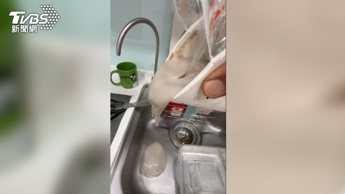 台南有民眾透過外送平台點了鍋貼和黑豆漿，結果其中的黑豆漿竟然整杯結塊，是像水泥一樣濃稠，甚至已經臭酸了（圖／翻攝 記者爆料網）