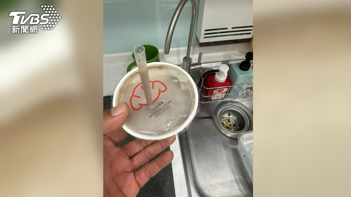 買到臭酸豆漿這問題出在哪，總公司表示未接到民眾反應，單從爆料社群資訊無法判斷外送外用環境狀況，唯一確認的是門市同批產品及冷藏溫度都正常（圖／翻攝 記者爆料網）