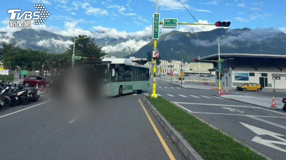 公車轉彎撞倒行人,男子卡車底頭部重創。(圖/TVBS)