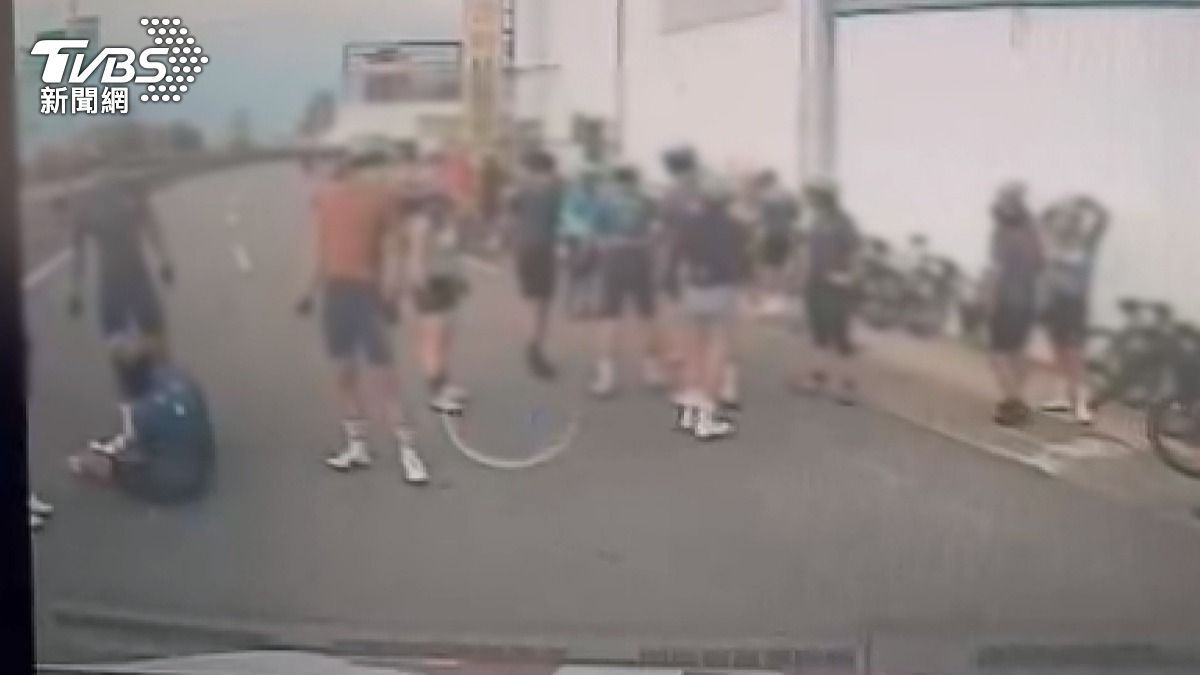 戰車散落零件!6自行車騎士摔車受傷 苗栗台61線釀骨折意外。(圖/TVBS)