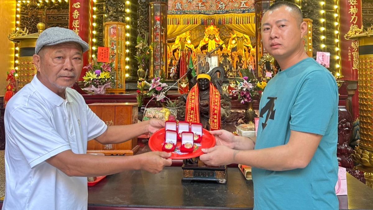 新人於廟前「1799」地標拍婚紗,有機會獲得限量5面純金金牌、1800元紅包。(圖/廖大乙提供)
