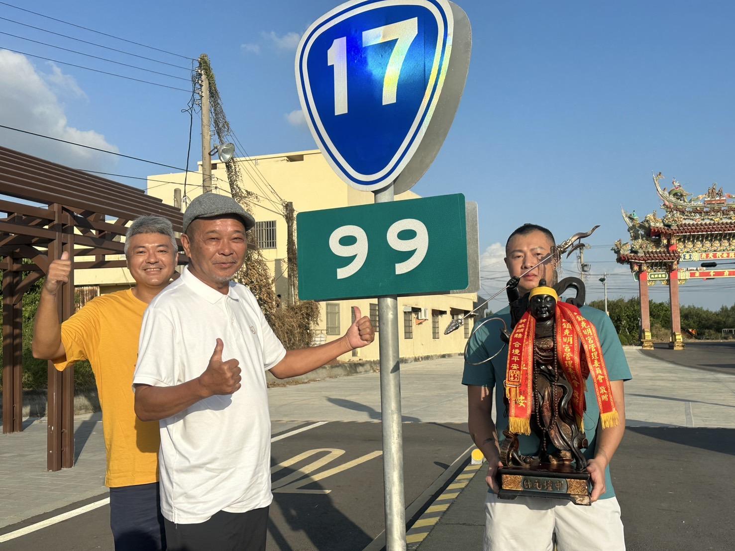 新人於廟前「1799」地標拍婚紗,有機會獲得限量5面純金金牌、1800元紅包。(圖/廖大乙提供)