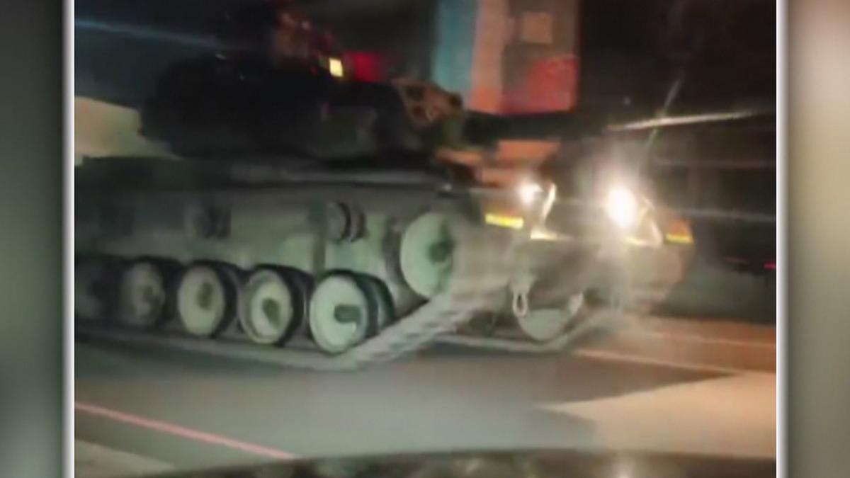 戰車掉零件害慘民眾!台61線「6車友接連摔車」 軍方急道歉。(圖/民眾提供)