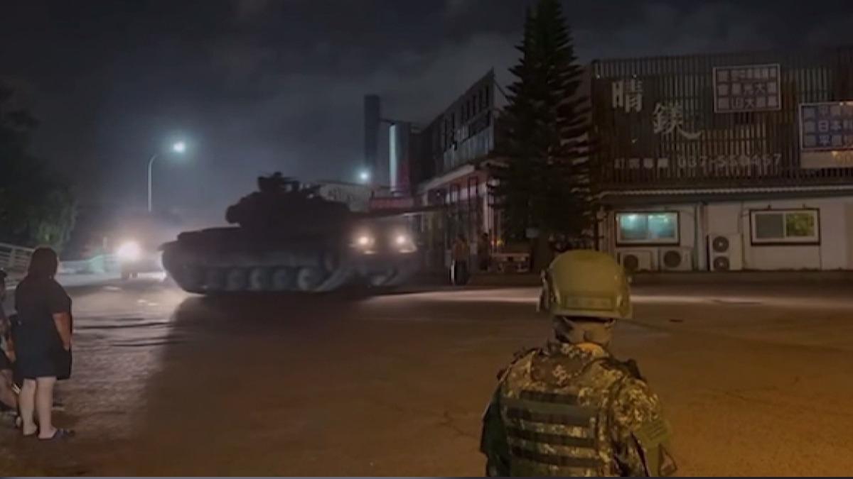 軍演出包!勇虎零件散落 6車友台61線慘摔。(圖/民眾提供)
