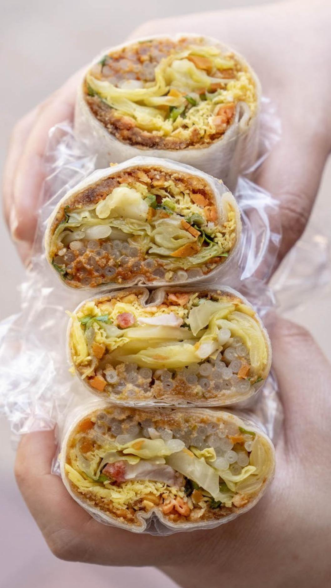 柔軟Q彈的餅皮包入滿滿餡料,尤其是用咖哩煮過的高麗菜,香氣很夠。(圖/算命的說我很愛吃)