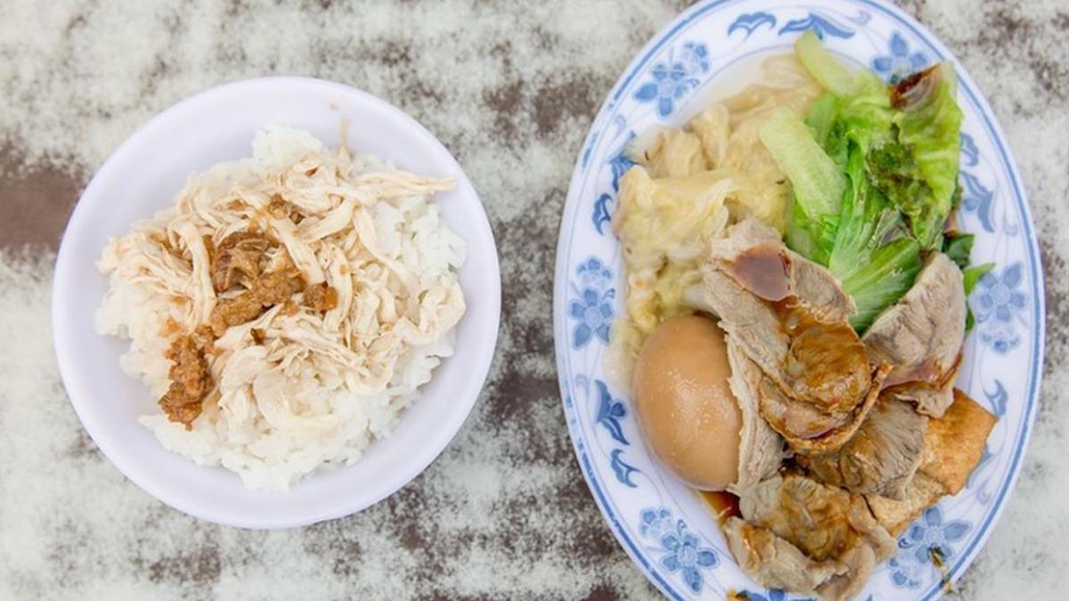 「五郎套餐」就是雞肉飯便當,有1碗雞肉飯跟小菜拼盤。(圖/小虎食夢網)