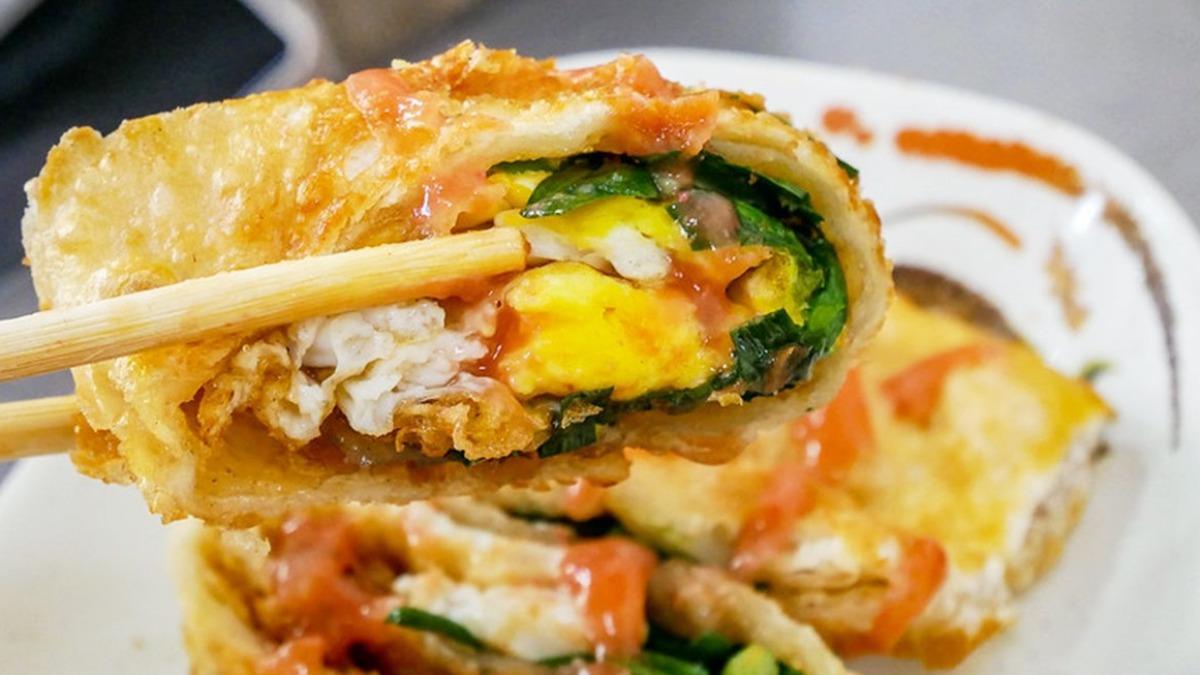 韭菜炸蛋餅炸得金黃酥脆,加醬會更好吃。(圖/鄉民食堂)