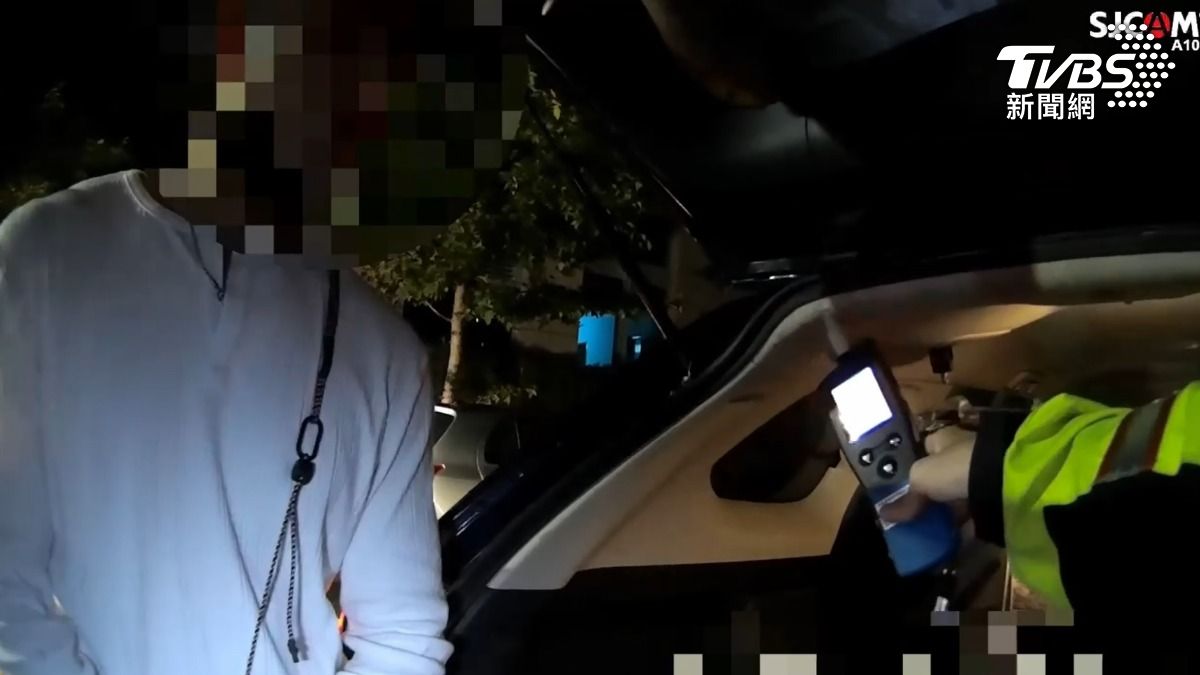 員警告知酒測值超標,涉嫌公共危險罪,周孝安全程不發一語。(圖/TVBS)