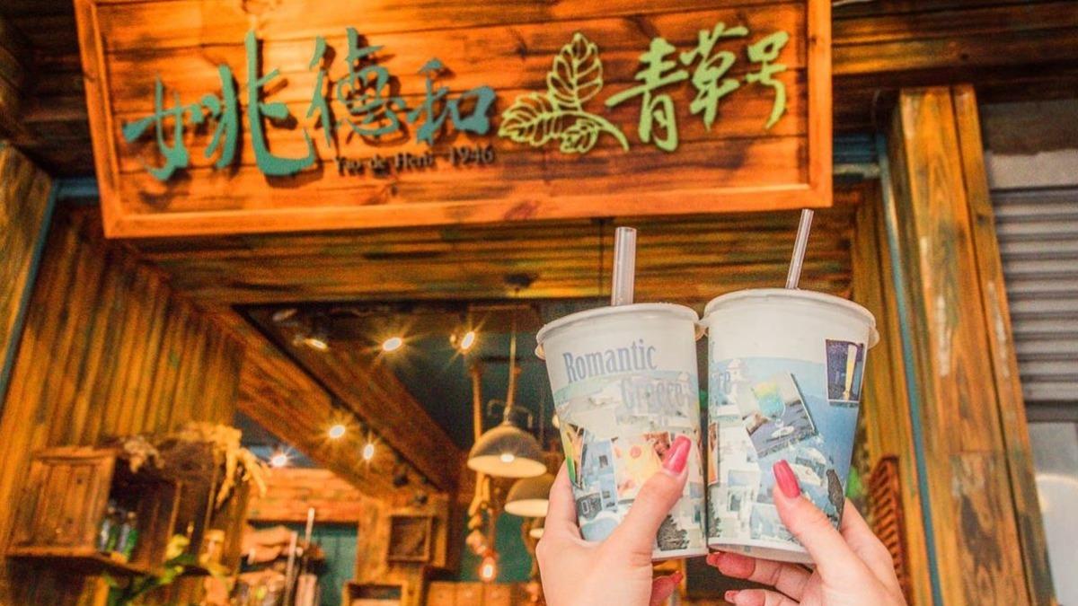 招牌的「青草茶」和「蜂蜜蘆薈茶」都是人氣很高的熱賣飲品。(圖/大手牽小手玩樂趣)