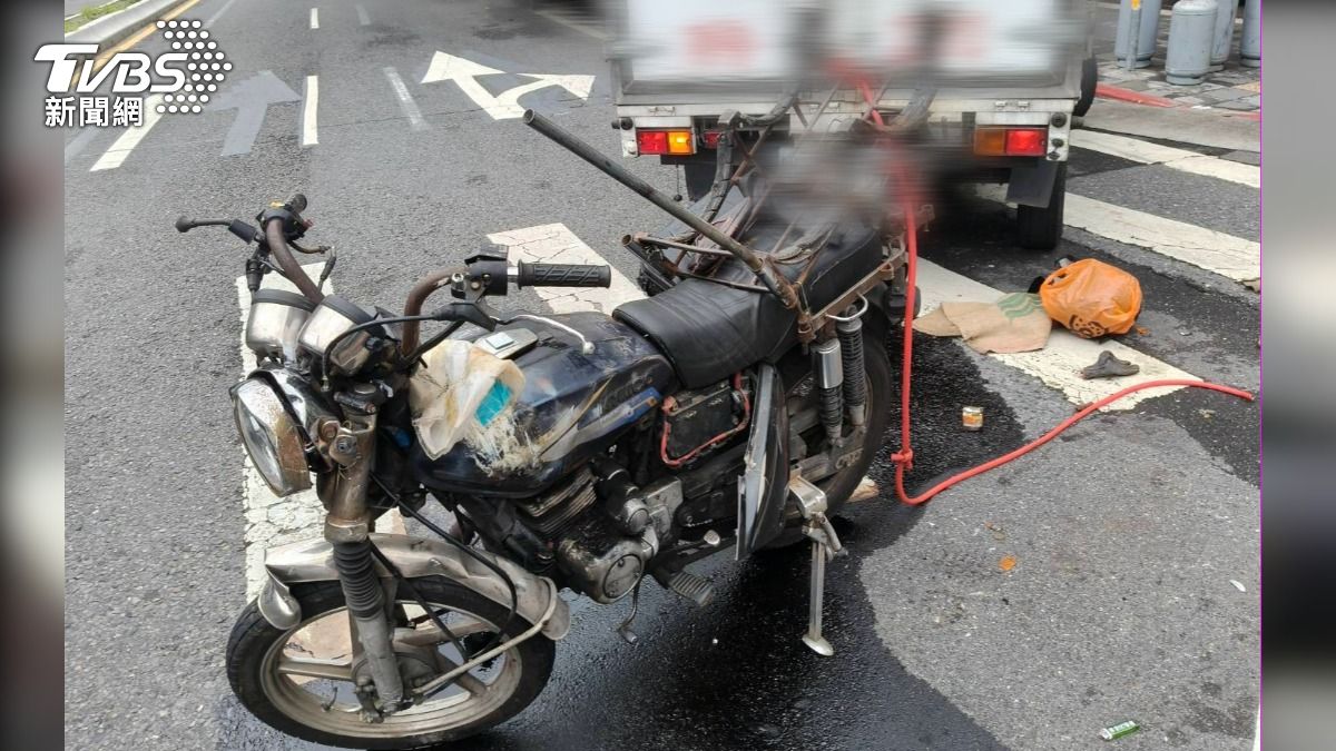 小貨車與機車對撞，機車騎士傷重不治。（圖／TVBS）