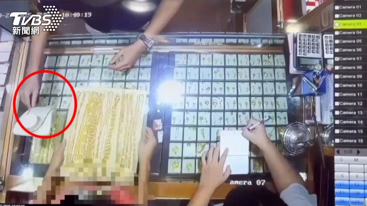 搶奪畫面曝!新竹嫌大膽搶銀樓1兩金飾 駕車落跑遭圍捕