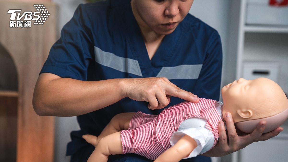 家長保母必學!嬰兒CPR「兩指神功」淘汰 AHA推新急救法