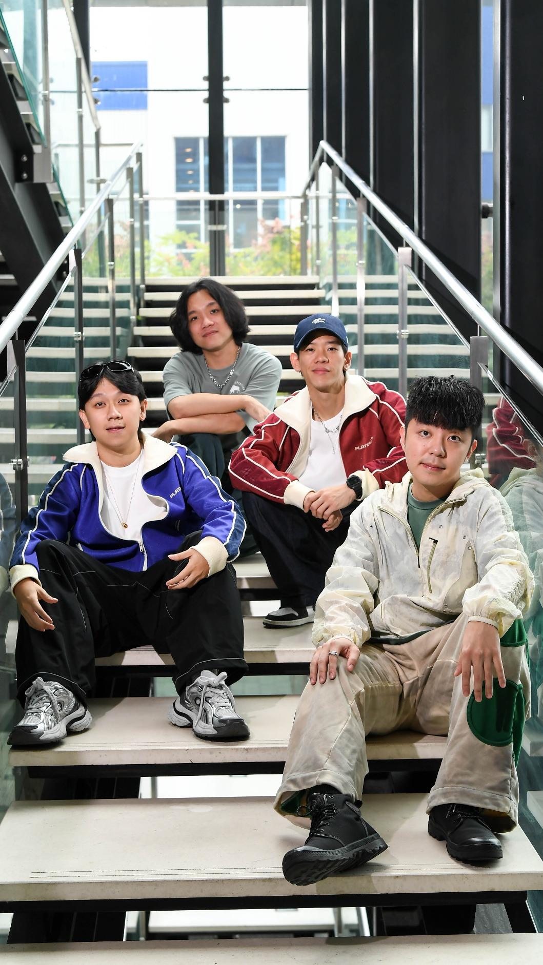 樂團「浪漫里」阿舍(左起)、一尾、歐易和魏斯理露面受訪。(圖/三立提供)