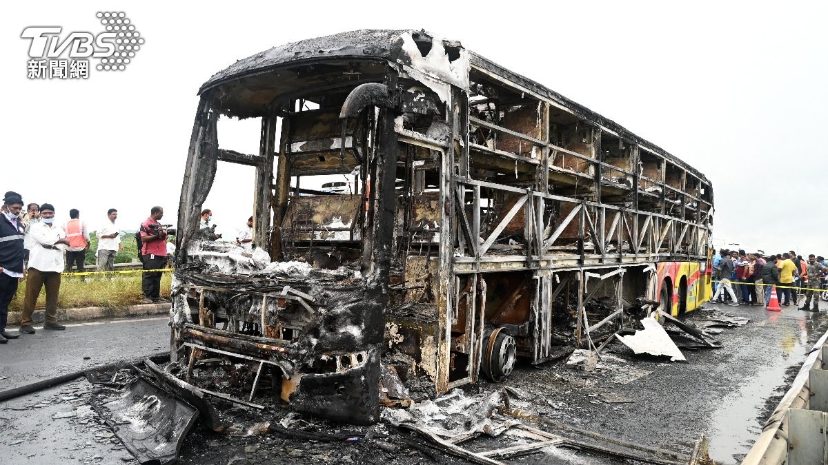 印度安德拉邦一輛電動巴士撞及倒地的摩托車造成起火爆炸。（圖／達志影像美聯社）