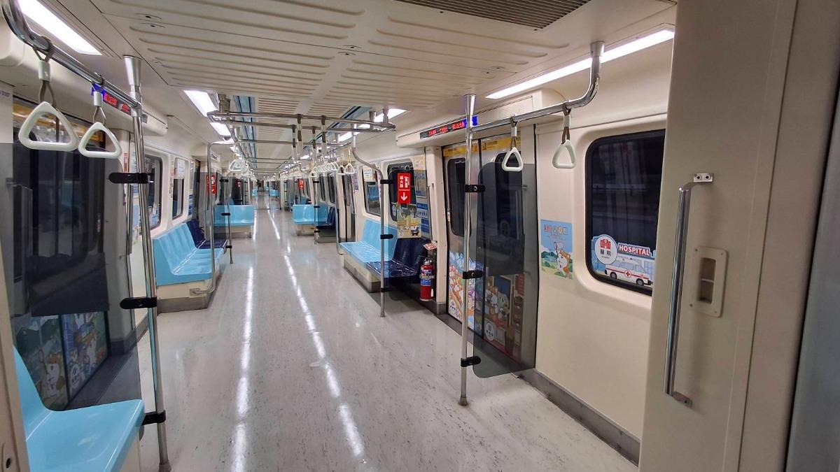 過去位於車門前，被乘客詬病的扶手也被拆除。（圖／台北捷運公司提供）