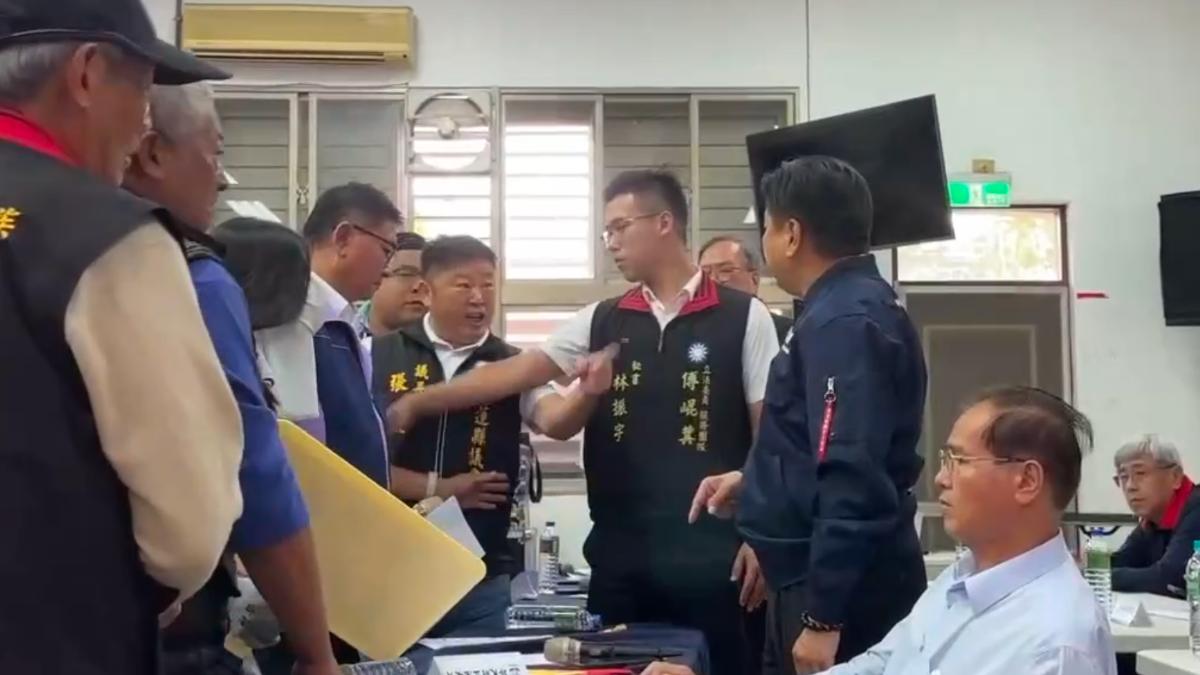 不滿開會被擋!花蓮議長張峻狠踹傅崐萁 傅喊:逮捕現行犯