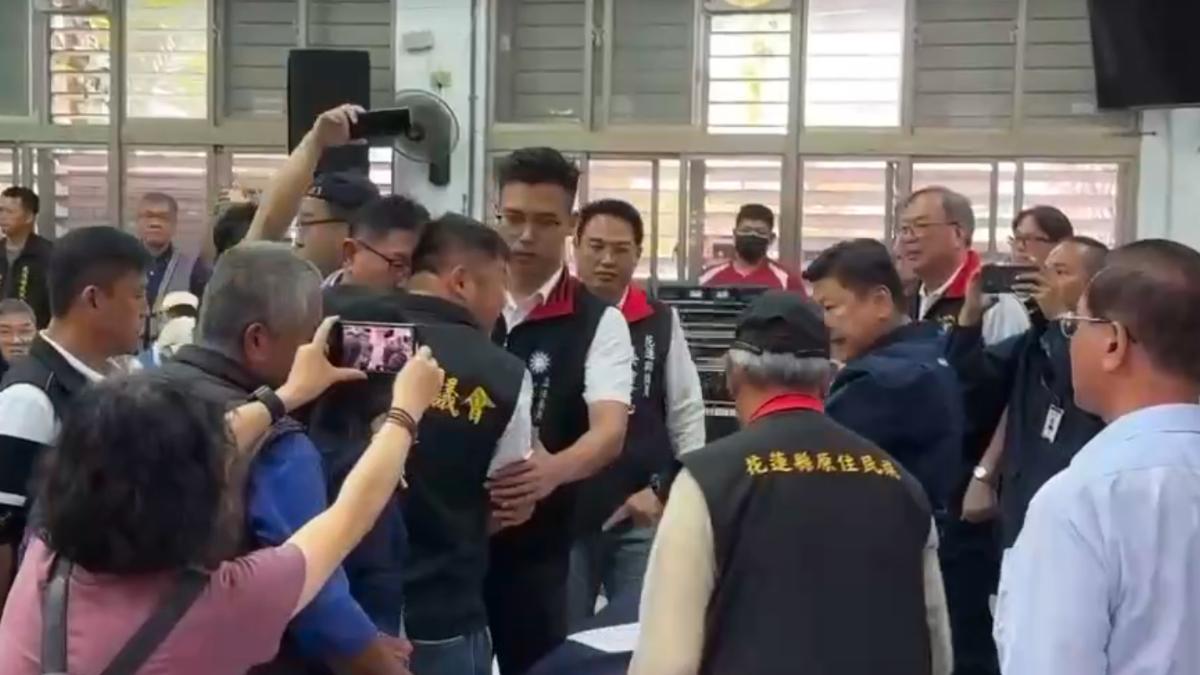 花蓮縣議長張峻等人不滿被擋在外頭，於是率眾闖入會場，與傅崐萁爆發衝突。（圖／讀者提供）
