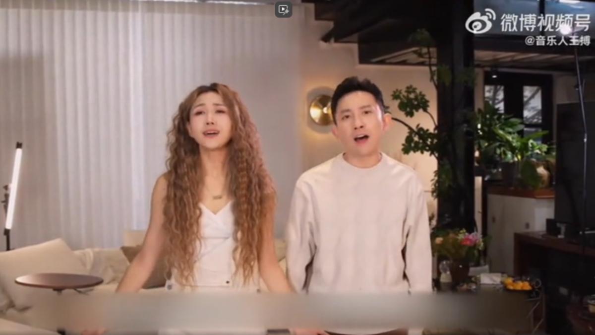 王搏與另一名音樂人王蓉合作推出男女合唱的「沒出息」完整版。（圖／王搏新浪微博）