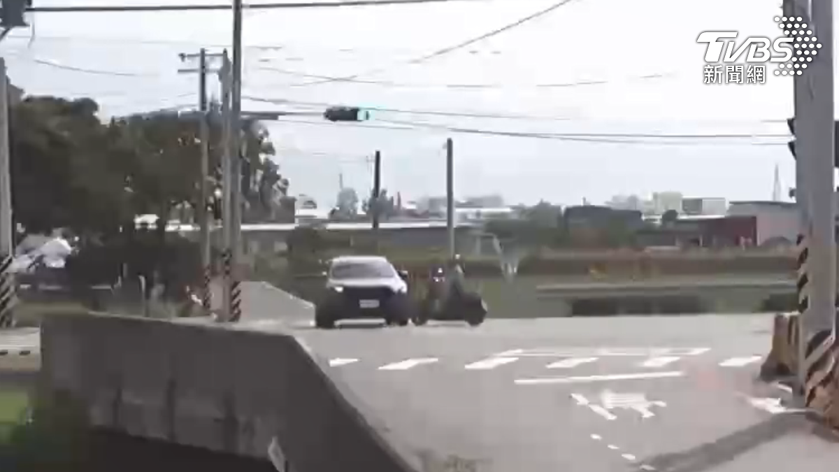 休旅車緩緩起步,這馬路才過到一半,一名騎士闖紅燈高速從側面撞上,人車噴飛(圖/TVBS)