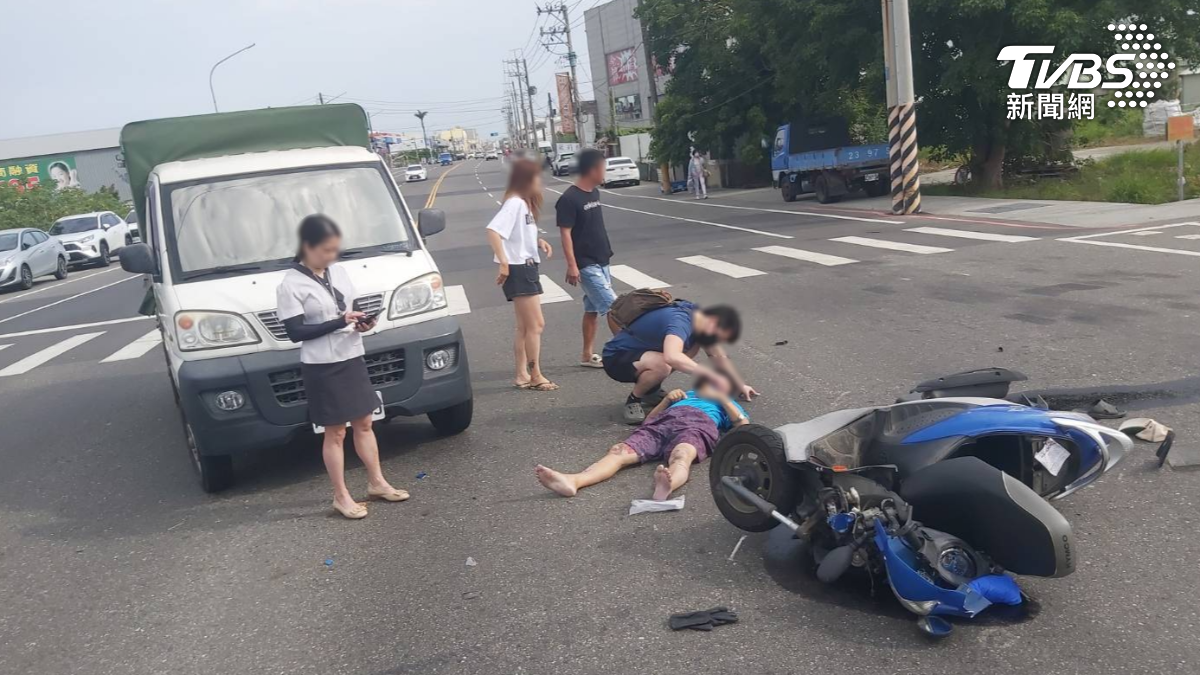 沒等警車救護車到場,這護理師已經先抵達,協助傷患進行簡單評估處理(圖/TVBS)
